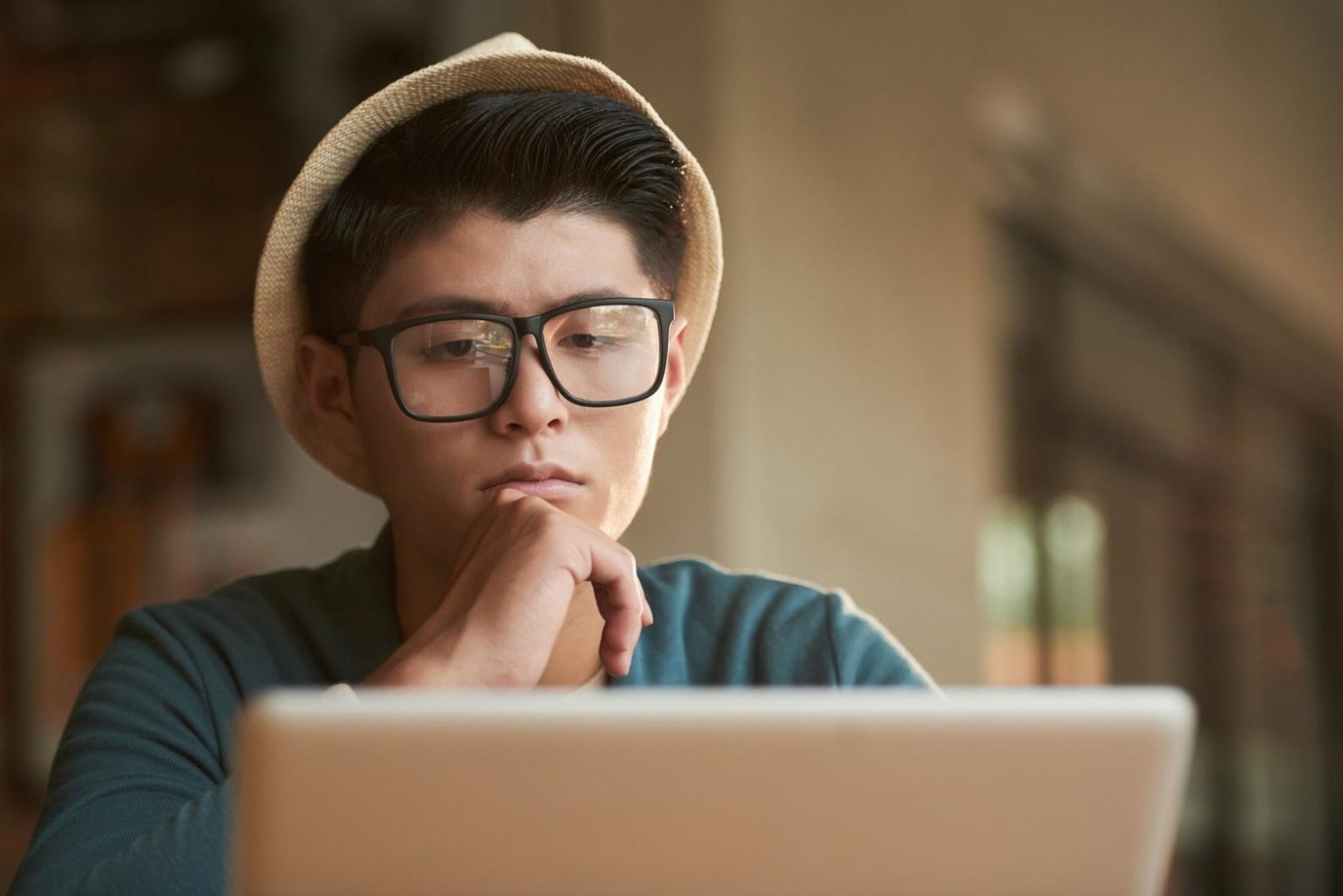Estudiantes trabajando en proyectos de desarrollo de juegos móviles